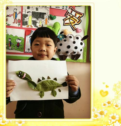 大家好,我叫吕浩轩,我用树叶做了一只恐龙,它看起来是不是很可爱呢