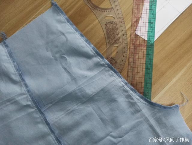 缝制内侧缝并锁边