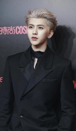 蔡徐坤银发黑西装亮相,回应记者显高情商,网友:怪不得