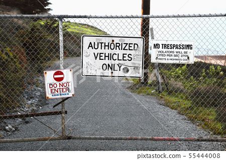 照片素材(图片): keep out no trespassing sign at the fence 查看