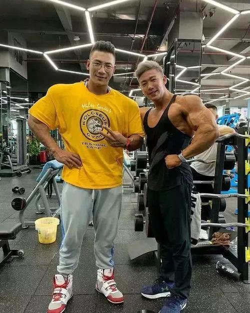 鹿晨辉和台湾夜店猛男舞团团长一起训练麦爆大新闻