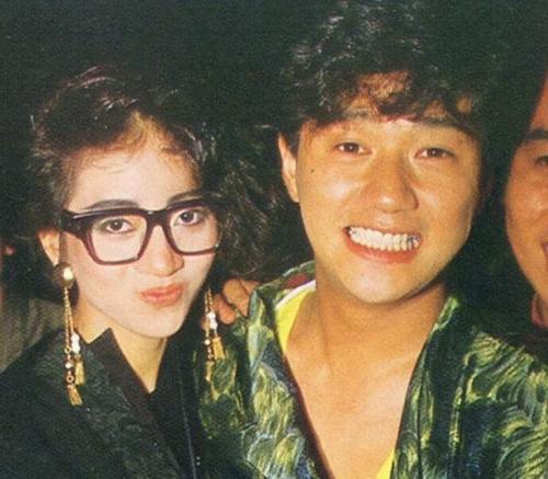 在跟中森明菜交往期间,近藤真彦劈腿了许多人,其中就包括梅艳芳