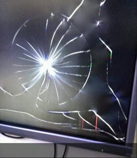 如题,屏幕是被手机不小心一扔然后就砸坏了,现在电视机开电源的话,能