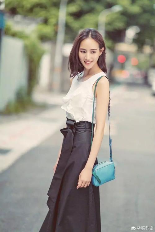 她拥有娱乐圈女星 少有的清新气质和高学历 张钧甯的父亲是台大法学