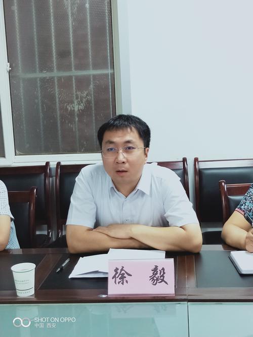 临潼区副区长徐毅到区信访接待中心接访群众