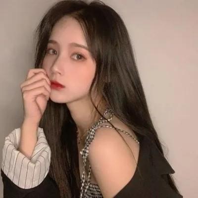 纯欲风女生头像:月光下你温柔的笑容将我融化在你心中