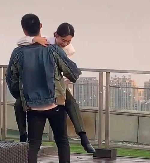 李沁黄景瑜最新路透照晒出,俩人上演"树袋熊抱",画面甜蜜