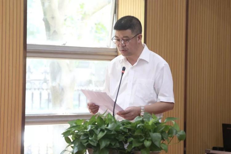 莲都外国语学校侨联主席陈国良作表态发言.