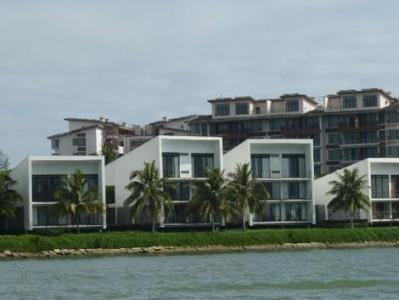 前大后小的所谓"棺材别墅"(网络图片)