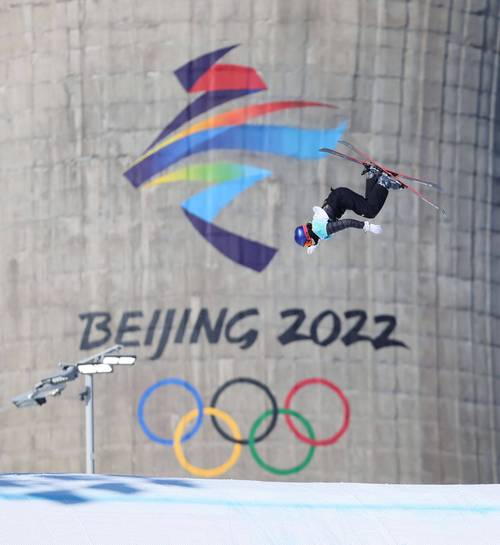 北京2022年冬奥会自由式滑雪女子大跳台决赛中,中国选手谷爱凌夺得