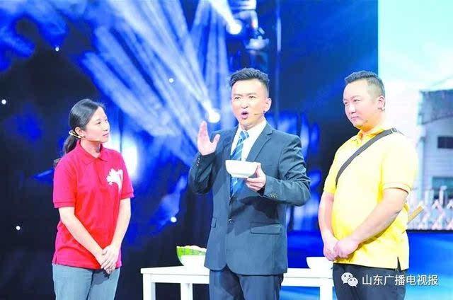 菏泽广播电视台主持人孔庆,杨志强是本期的即兴表演考核团,他们在当地