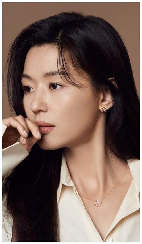 漂亮韩国女明星全智贤优雅气质大方图片