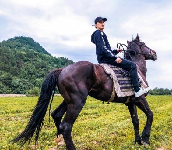 超龄儿童!吴磊骑马庆六一 马背上"比六"潇洒帅气