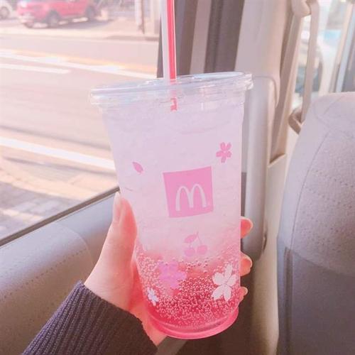 就推出了一款樱花主题限定的气泡饮料,粉红色渐变的口杯少女心爆棚,而