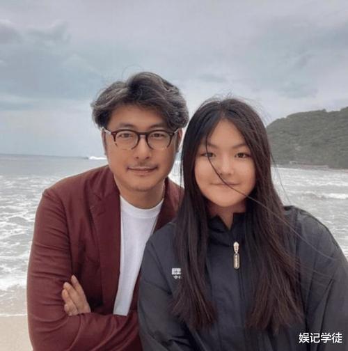 王岳伦被指带新欢出游贴心提包不惧镜头女方个子高身材苗条