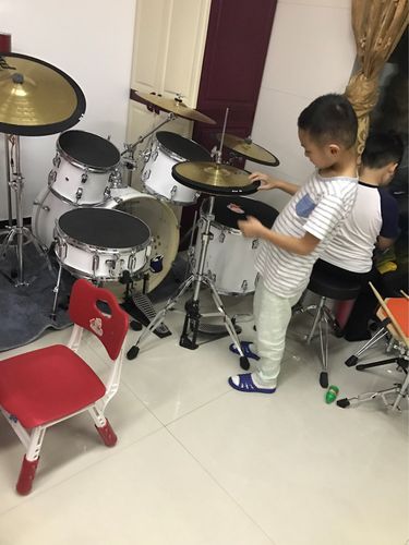 一个暑假没见,宝贝们对家里新添的架子鼓着实感兴趣