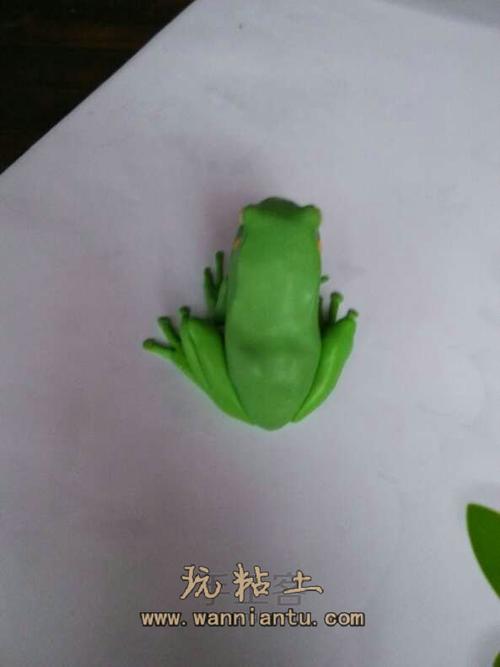 样子很可爱的小青蛙粘土制作图解