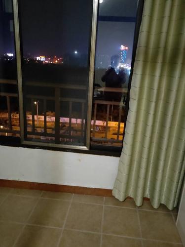 卧室窗外夜景