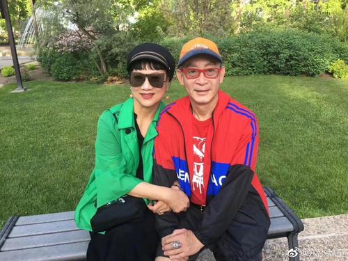 六小龄童与妻子结婚32周年夫妻合照甜蜜相拥颜值状态好年轻