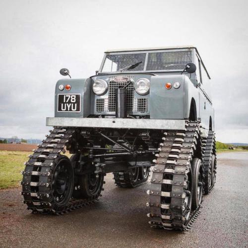 1958年的路虎越野车,履带式设计使其成为越野王者之一