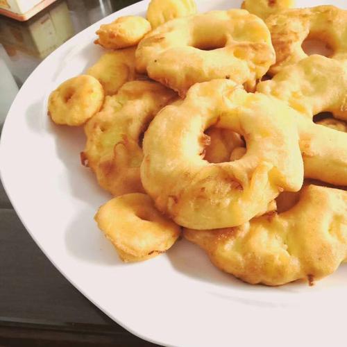 炸菠萝圈!一定要出锅就吃!不然会因为菠萝太多汁而软掉(虽然也好吃)