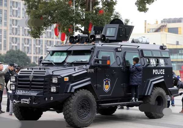 剑齿虎装甲车是中国警方专用防爆车,由福特f550改装而成,车长6.