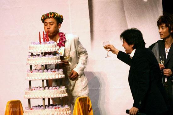 刘烨吹生日蜡烛.