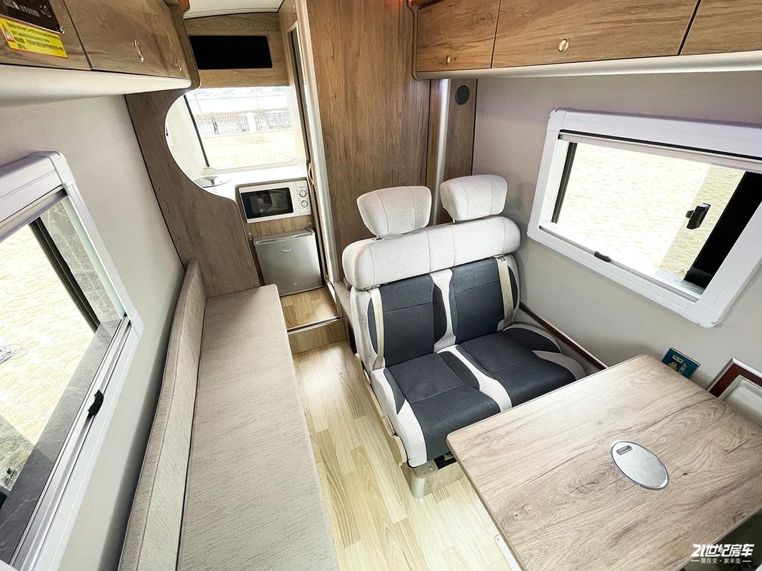 车长52米1米75宽大通铺睡一家3口实拍五菱q500房车