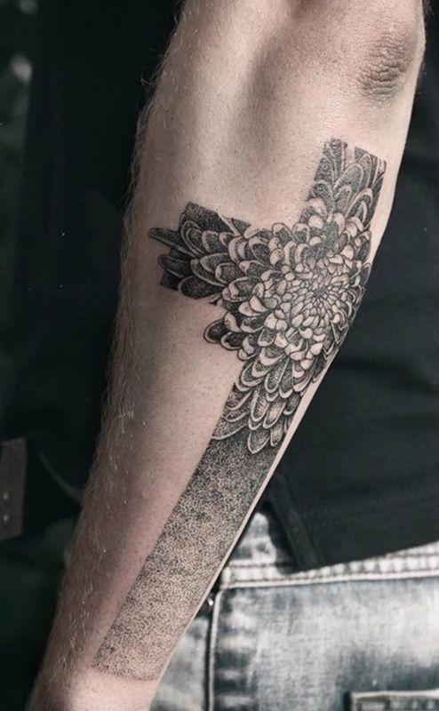 宁静而致远,手臂菊花十字架个性点刺纹身