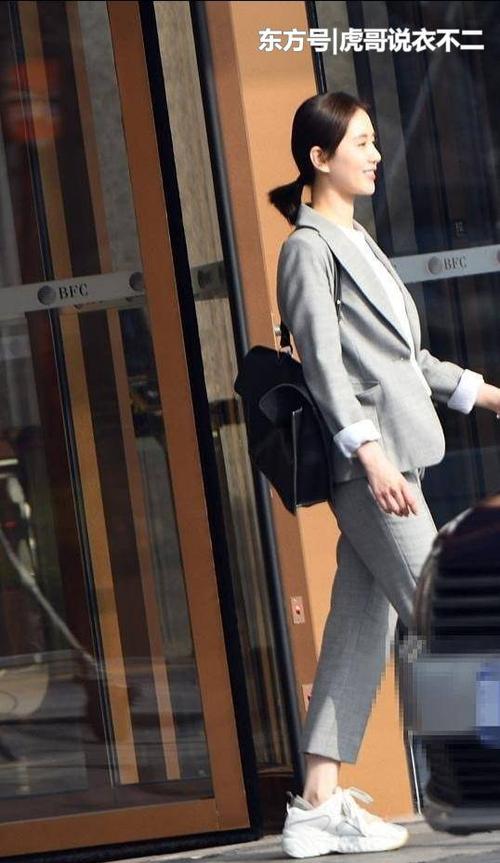 刘诗诗越来越有魅力了,灰色西装好帅气,大长腿小细腰实在太抢镜