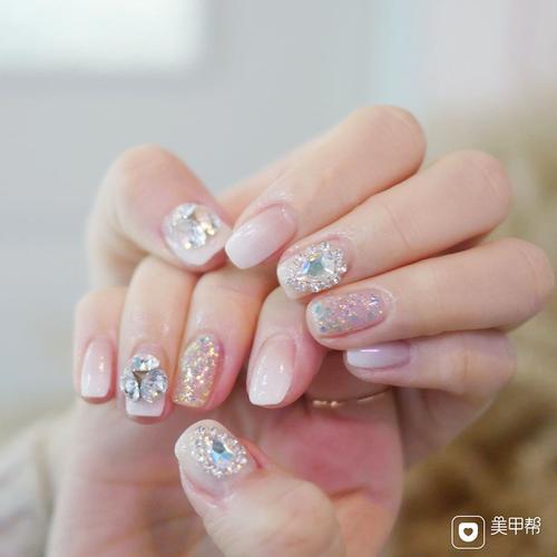 白色渐变美甲图片