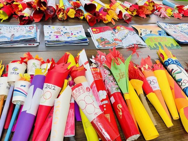 郑州一小学小学生自制冬奥火炬,模拟圣火采集