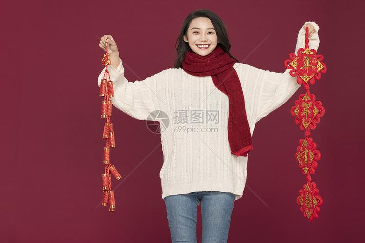 冬季新年美女提着炮竹过春节