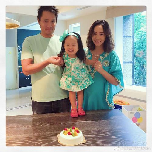 关颖晒全家福二胎儿子曝光 豪宅内景意外曝光