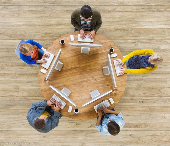 围坐在一起工作的职场人士图片