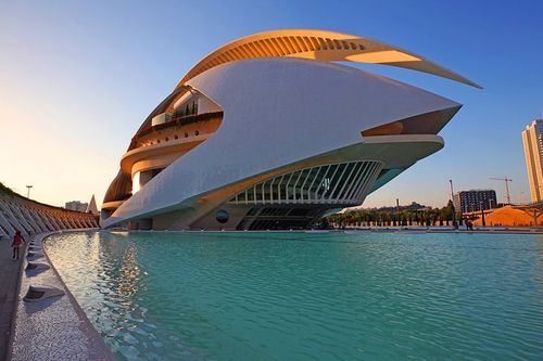 的,当年在台湾公司勤工助学,项目负责人给我一本关于卡拉特拉瓦的建筑