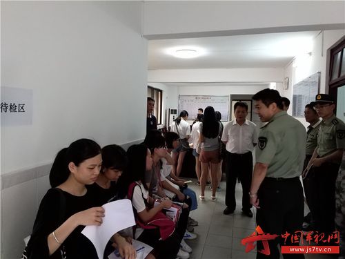 "绿军装的梦"女兵初选开启圆梦之路|女兵|绿军装|征兵_新浪新闻