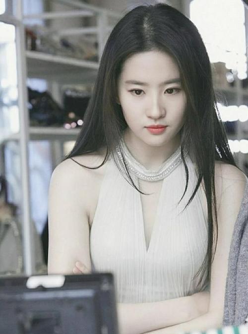 阔腿裤已经过时了,今年流行刘亦菲穿的短裙,连衣裙,时尚还清凉