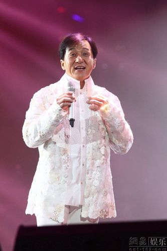 成龙60岁庆生演唱会亲吻金喜善 周杰伦exo等众星助阵