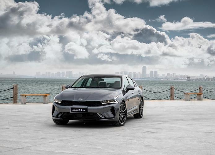 至于内饰方面,2020款起亚-k5凯酷双联屏设计,给人感觉非常的具有科技