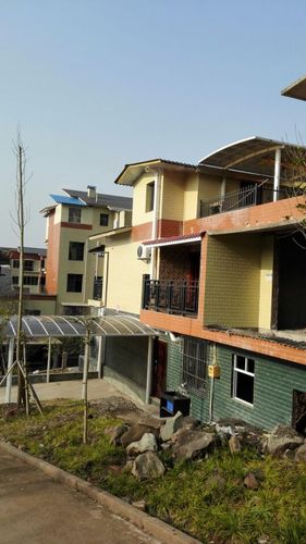 岁月刮走浓硝烟,  别墅新村上嘎云.