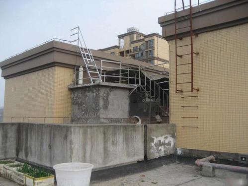 为何很多小区楼顶建小房子?物业:有用!开发商建的,不算违建