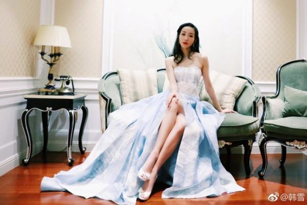 韩雪穿抹胸开叉裙秀香肩美腿 优雅迷人