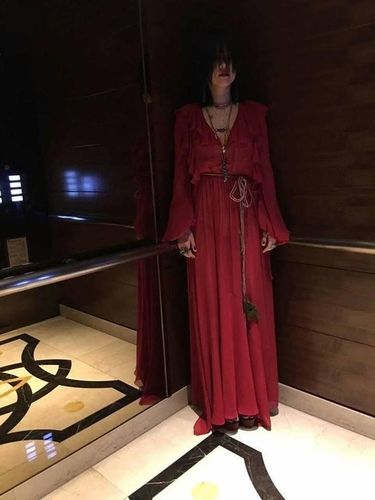 大s小s齐扮红衣女鬼 披头散发吓坏网友