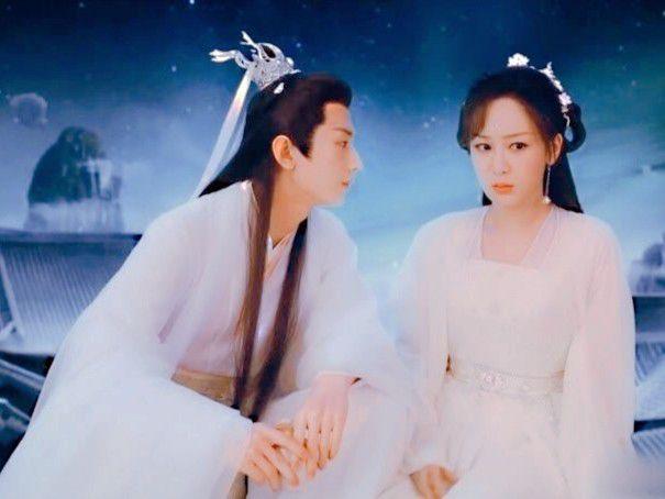 杨紫片场搀扶受伤的成毅但更吸睛的是沉香如屑的绝美服饰