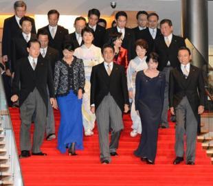 安倍重用亲华派讨好中国