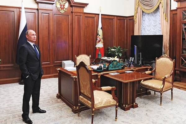 (位于克里姆林宫的普京办公室)