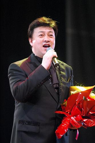 父母相继病逝后,单身50年的歌唱家吕继宏坦言,我想有