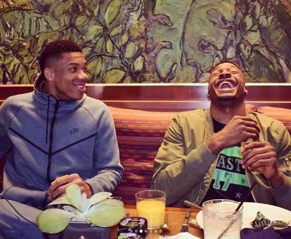 字母哥晒合影祝福哥哥生日快乐