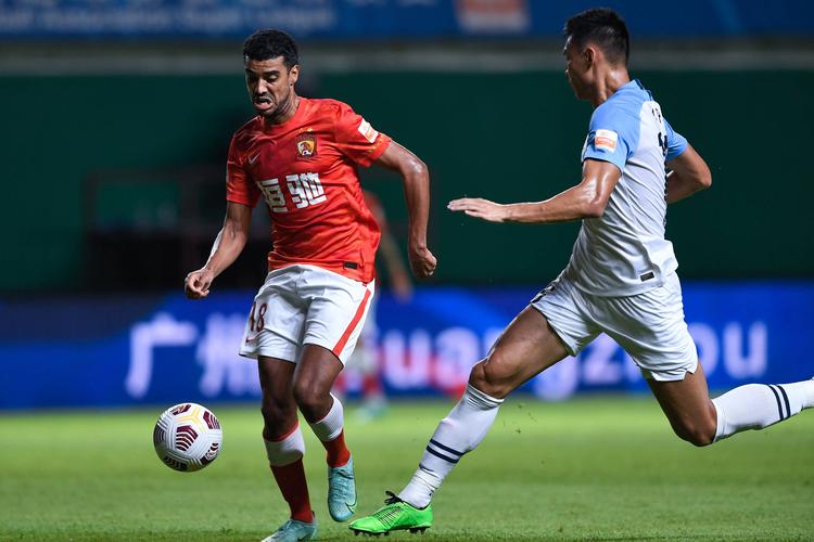 7月24日,广州队球员阿兰(左)在比赛中突破.